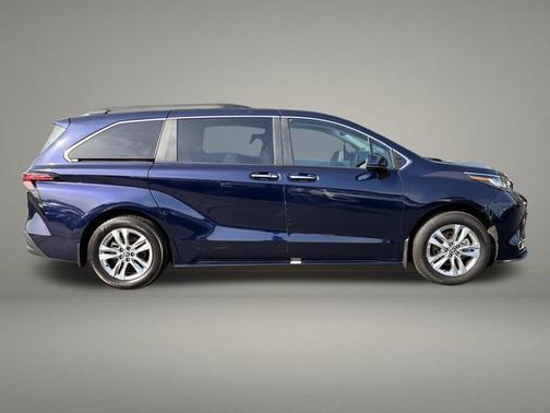 2022 Toyota Sienna XLE 7 Passenger