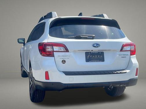Crystal White Pearl 2017 Subaru Outback 3.6R Limited