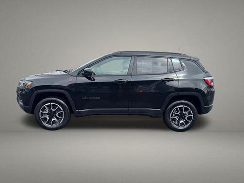 Diamond Black Crystal Pearlcoat 2024 Jeep Compass Trailhawk