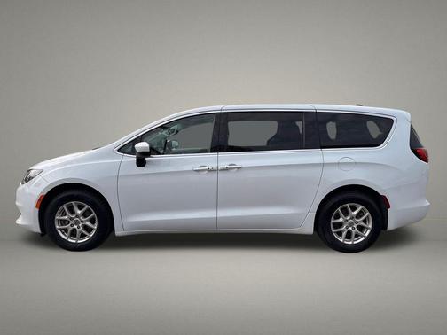 Bright White Clearcoat 2022 Chrysler Voyager LX