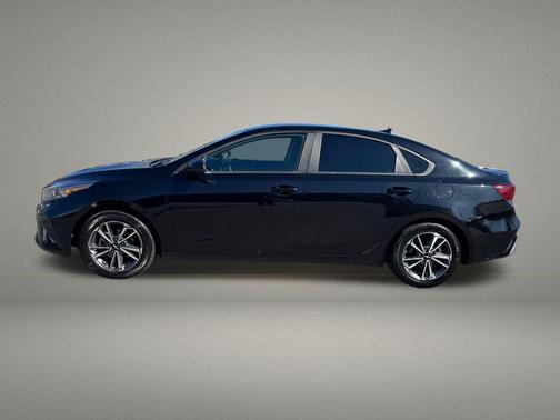Aurora Black 2022 Kia Forte LXS