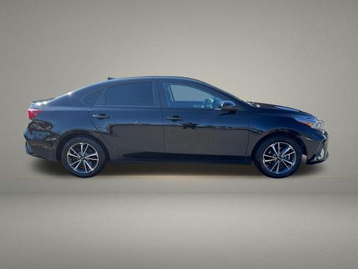 Aurora Black 2022 Kia Forte LXS