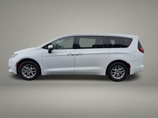 Bright White Clearcoat 2022 Chrysler Voyager LX