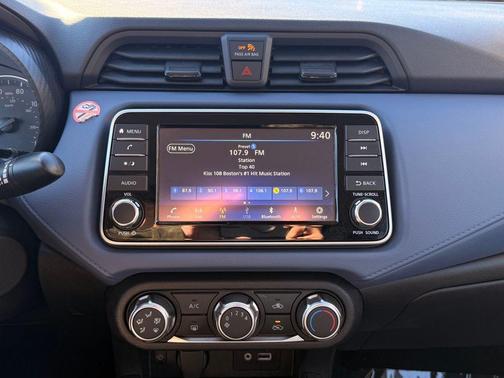 Super Black Metallic 2023 Nissan Versa 1.6 SV