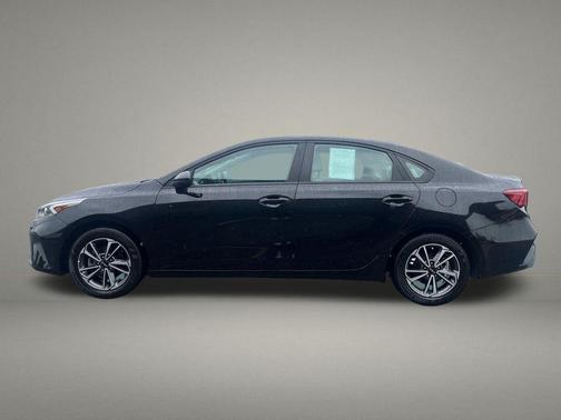 Aurora Black 2022 Kia Forte LXS