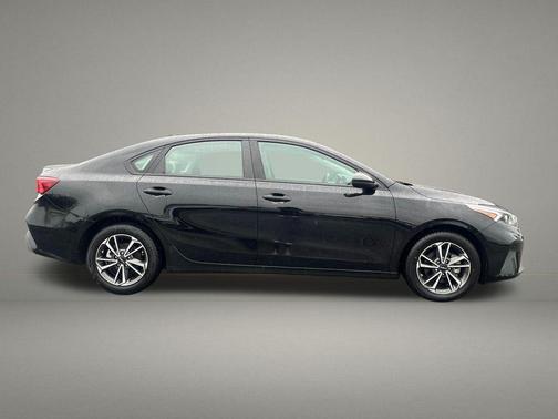 Aurora Black 2022 Kia Forte LXS