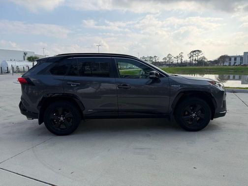 2020 Toyota RAV4 Hybrid SE