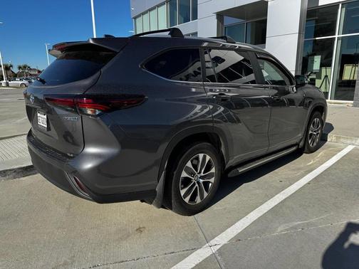 2024 Toyota Highlander Hybrid XLE