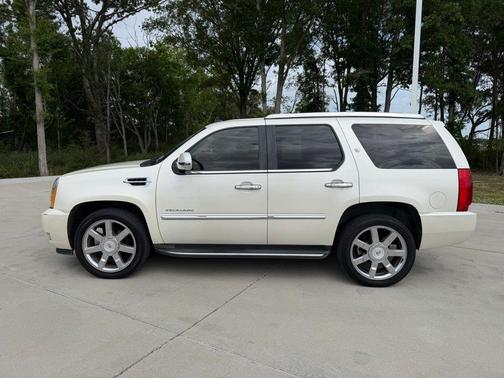 White Diamond Tricoat 2010 Cadillac Escalade Luxury