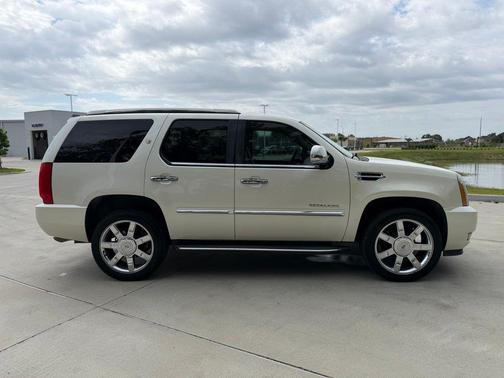 White Diamond Tricoat 2010 Cadillac Escalade Luxury