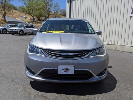 Photo 2 of 29 of 2018 Chrysler Pacifica Hybrid Touring Plus