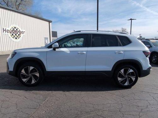 Pure White 2025 Volkswagen Taos 1.5T SE