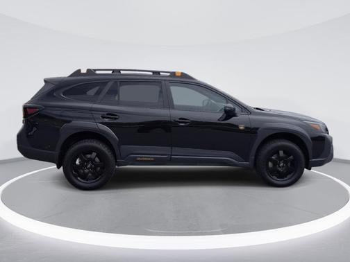 Crystal Black Silica 2022 Subaru Outback Wilderness