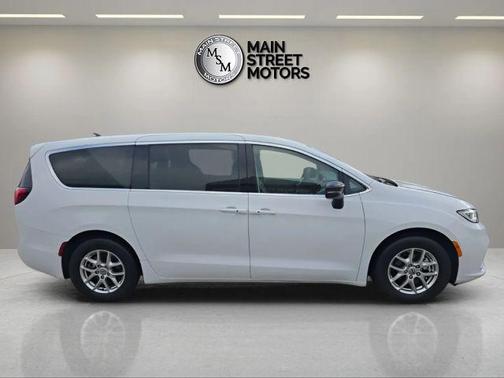 2024 Chrysler Pacifica Touring-L