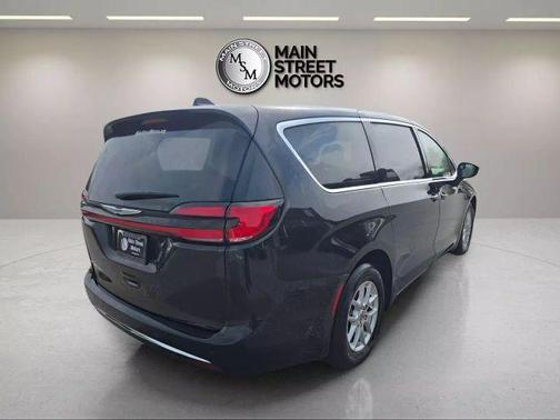 2023 Chrysler Pacifica Touring-L