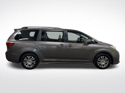 2019 Toyota Sienna XLE