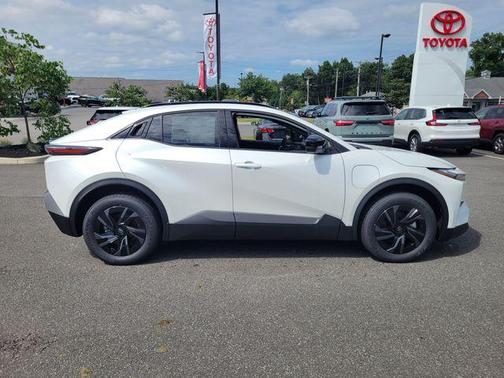 Pearl 2026 Toyota C-HR SE