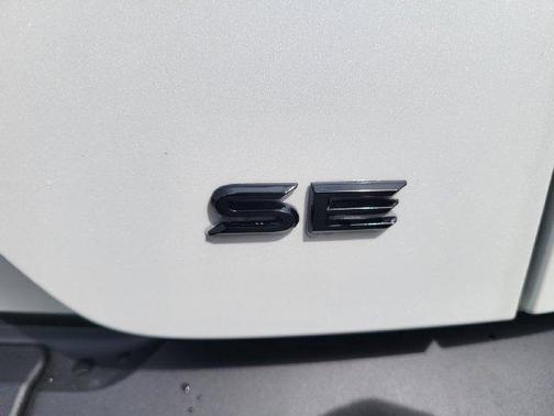 Pearl 2026 Toyota C-HR SE