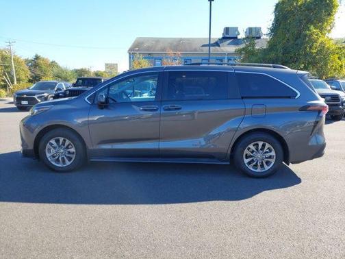 2025 Toyota Sienna LE