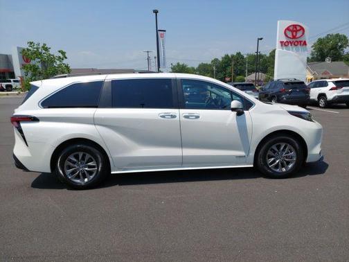 2021 Toyota Sienna XLE 8 Passenger