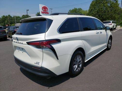2021 Toyota Sienna XLE 8 Passenger