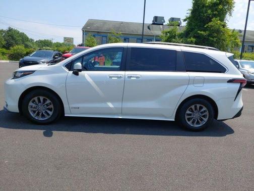 2021 Toyota Sienna XLE 8 Passenger