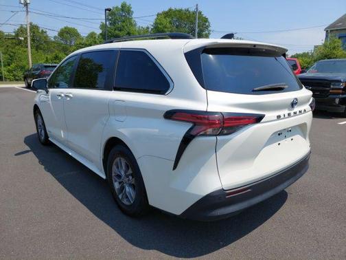 2021 Toyota Sienna XLE 8 Passenger