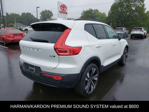 2024 Volvo XC40 B5 Plus Dark Theme