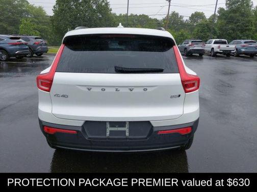 2024 Volvo XC40 B5 Plus Dark Theme