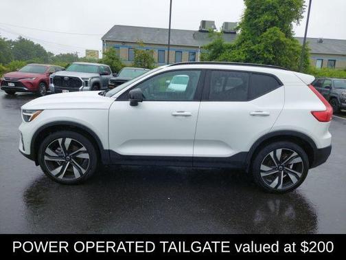 2024 Volvo XC40 B5 Plus Dark Theme