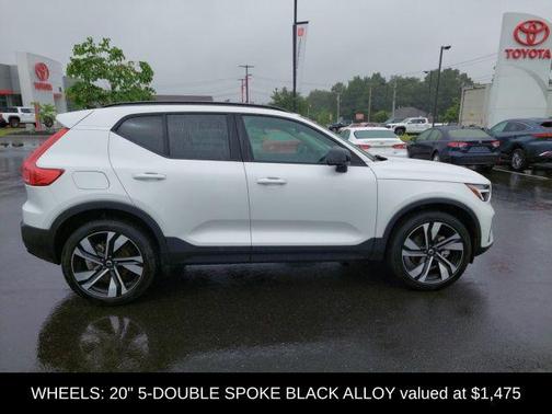 2024 Volvo XC40 B5 Plus Dark Theme