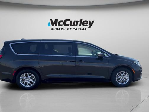 Brilliant Black Crystal Pearlcoat 2023 Chrysler Pacifica Touring L