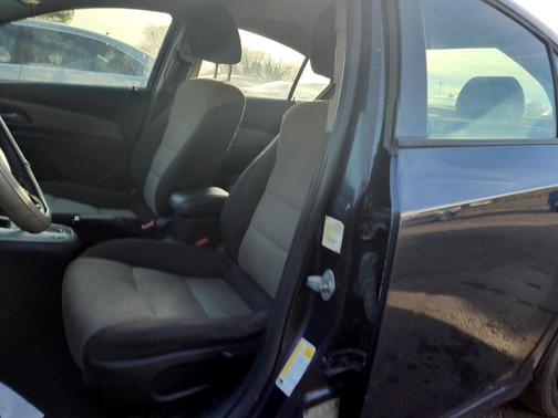 Photo 5 of 10 of 2014 Chevrolet Cruze LS