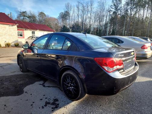 Photo 3 of 10 of 2014 Chevrolet Cruze LS