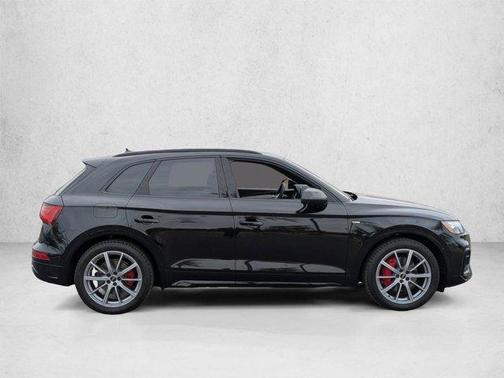 Mythos Black Metallic 2024 Audi Q5 e 55 S line quattro Premium