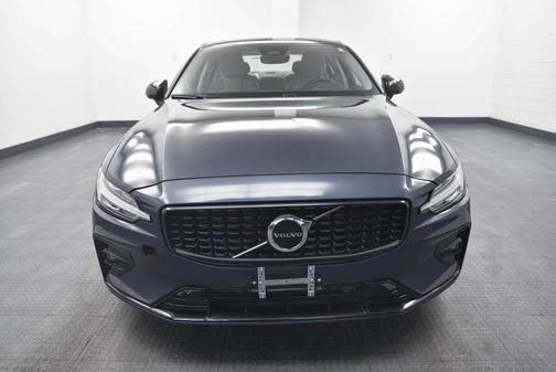2024 Volvo S60 B5 Core Dark Theme