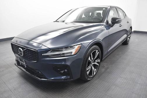 2024 Volvo S60 B5 Core Dark Theme