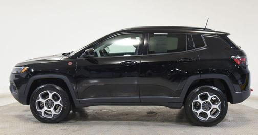 Diamond Black Crystal Pearlcoat 2022 Jeep Compass Trailhawk