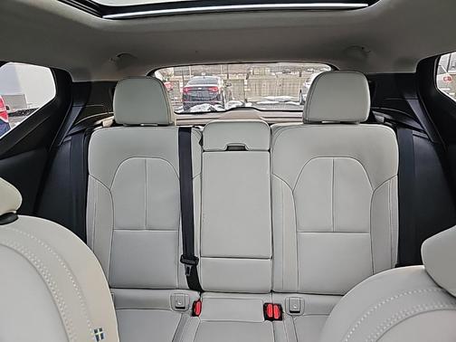 2024 Volvo XC40 B5 Plus Bright Theme