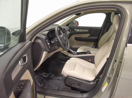 2024 Volvo XC40 B5 Plus Bright Theme