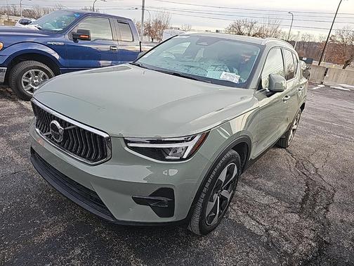 2024 Volvo XC40 B5 Plus Bright Theme