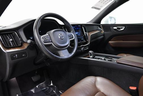2022 Volvo XC60 B5 Momentum