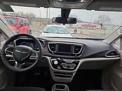 2022 Chrysler Voyager LX