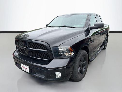Brilliant Black Crystal Pearlcoat 2019 RAM 1500 Big Horn