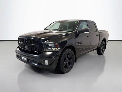 Brilliant Black Crystal Pearlcoat 2019 RAM 1500 Big Horn