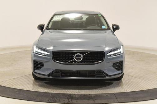 2023 Volvo S60 Recharge Plug-In Hybrid T8 Plus Dark Theme