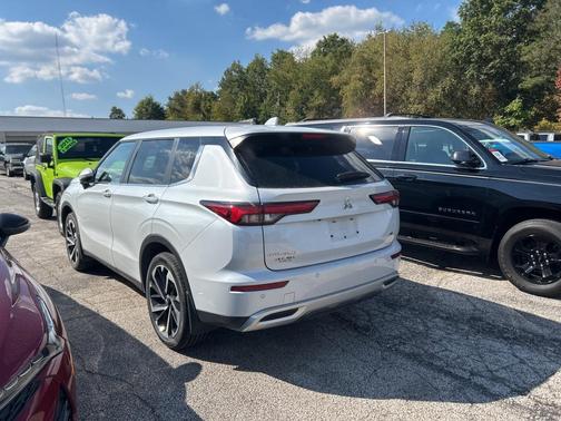 2023 Mitsubishi Outlander SE