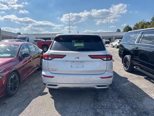 2023 Mitsubishi Outlander SE