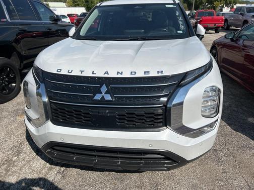 2023 Mitsubishi Outlander SE