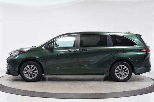 2022 Toyota Sienna LE